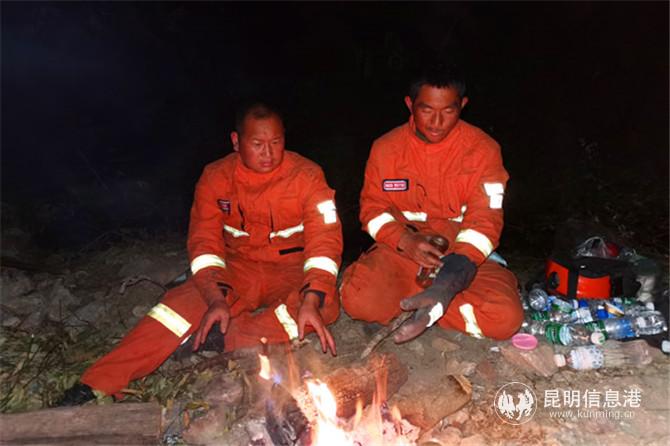 2、楊加坤（左）孔廣明（右）為隊(duì)伍生火取暖