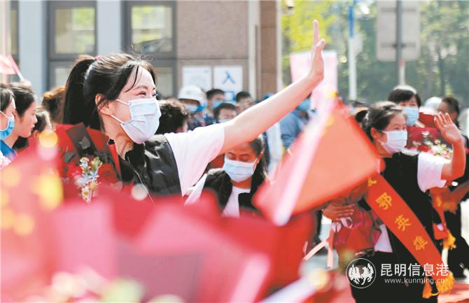 醫(yī)療隊隊員揮手向親朋致意。記者趙偉攝