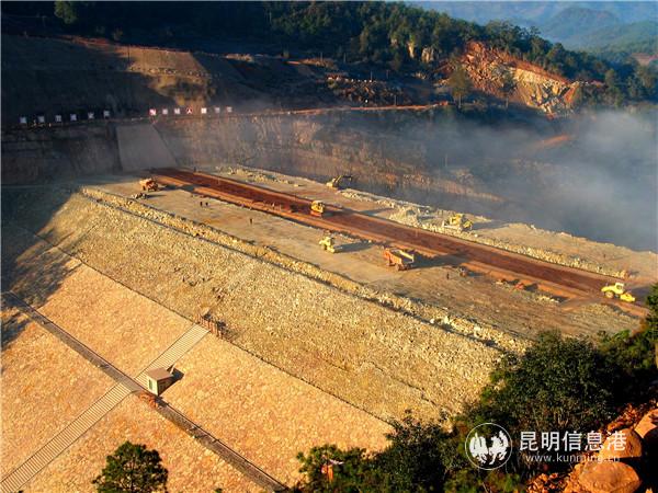 2003年，云龍水庫大壩填筑施工場景。