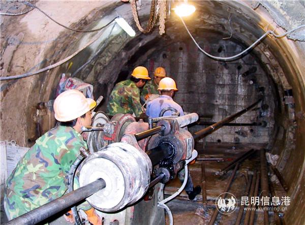 2005年，輸水隧洞超前固結(jié)灌漿施工。
