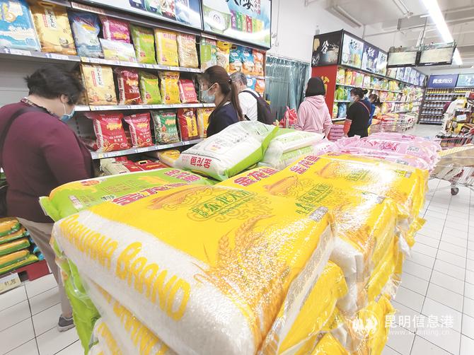 市民在選購大米。記者楊艷輝攝