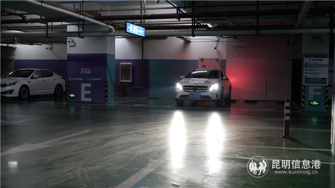 人防停車位收費該由誰來定價。