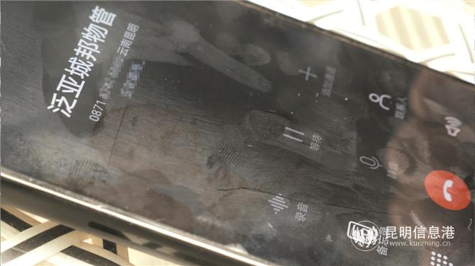 物業(yè)公司回復(fù)住戶疑問。 記者郭興榮攝