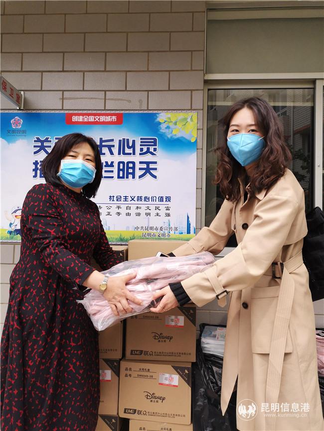 工作人員收到“復(fù)學(xué)包”