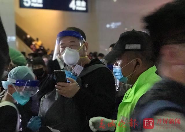 武漢“解封”后首趟直達(dá)動車抵昆