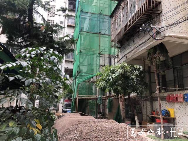 五華區(qū)佳華里小區(qū)在加裝電梯 (1).jpg