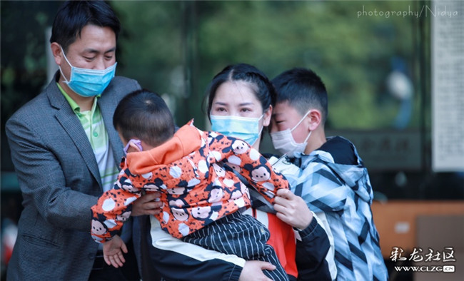 芫九荽投稿作品《媽媽歸來，英雄歸來——云南省馳援武漢隊(duì)回家》