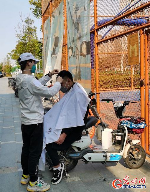 視頻丨為逆行者“逆行”——兩位武漢發(fā)型師的戰(zhàn)疫故事