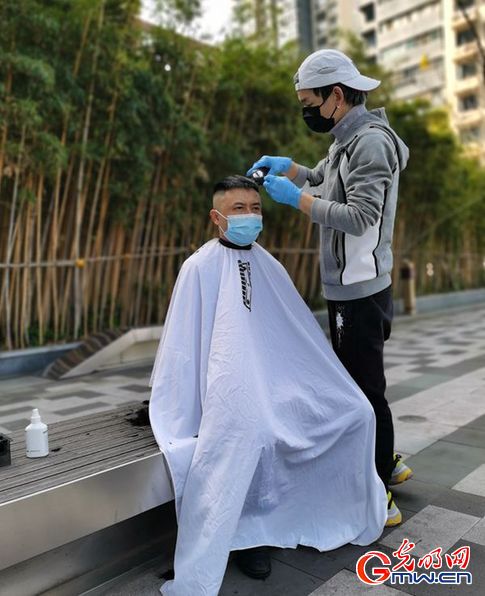 視頻丨為逆行者“逆行”——兩位武漢發(fā)型師的戰(zhàn)疫故事