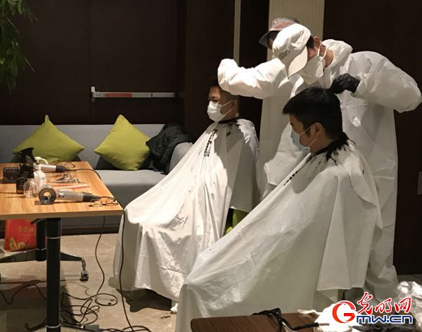 視頻丨為逆行者“逆行”——兩位武漢發(fā)型師的戰(zhàn)疫故事
