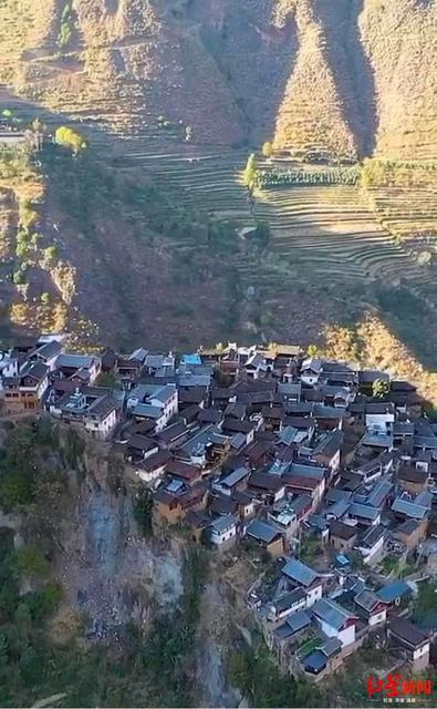 云南這個懸崖上的村莊火了1.jpeg