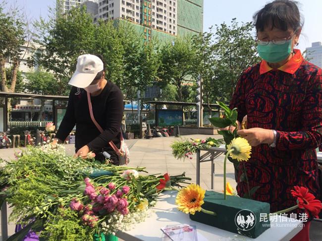 社區(qū)居民學習插花