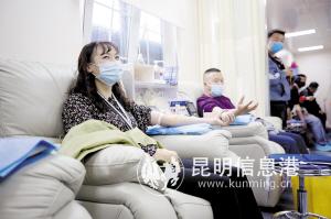 餐企工作人員正在獻(xiàn)血。全媒體記者孟祝斌攝