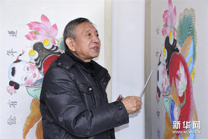 霍慶順講述楊柳青年畫的上色技巧（1月16日攝）。新華社記者 宋瑞 攝