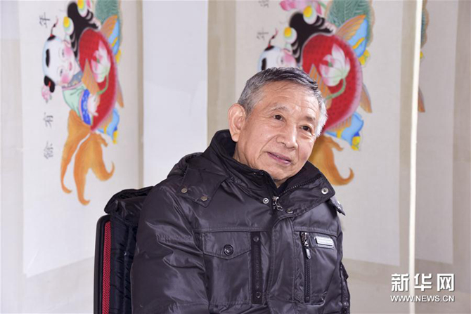 霍慶順講述自己的年畫情緣（1月16日攝）。新華社記者 宋瑞 攝