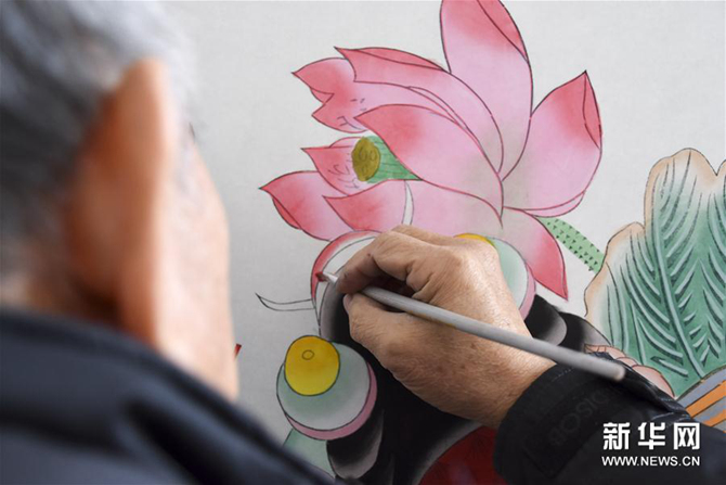 霍慶順在為年畫上色（1月16日攝）。新華社記者 宋瑞 攝