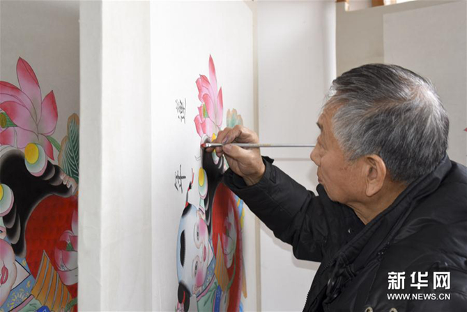 霍慶順在為年畫上色。新華社記者 宋瑞 攝