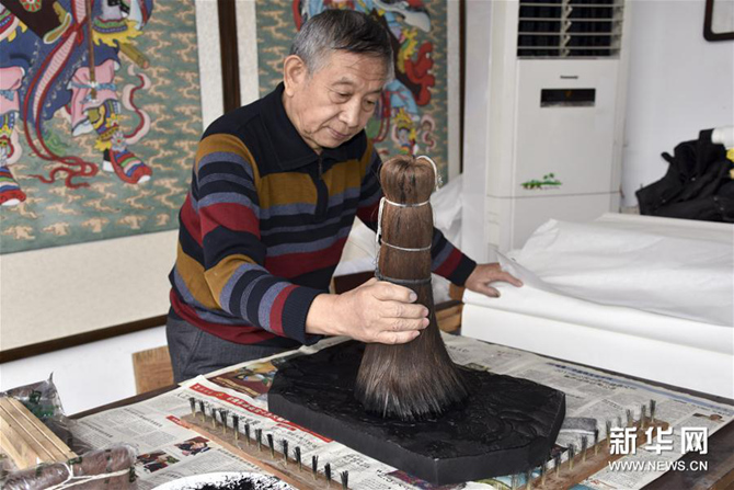 霍慶順在制作木版年畫（1月16日攝）。新華社記者 宋瑞 攝