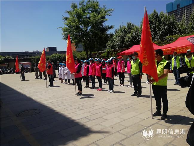 為志愿服務(wù)隊(duì)授旗