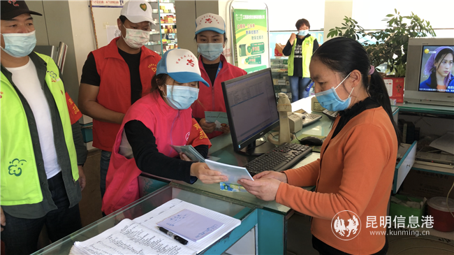 志愿者深入商鋪發(fā)放宣傳材料