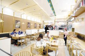 餐飲企業(yè)的客流比之前少。 記者李海曦攝