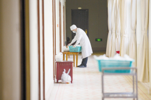 工作人員在配餐。 全媒體記者孟祝斌攝