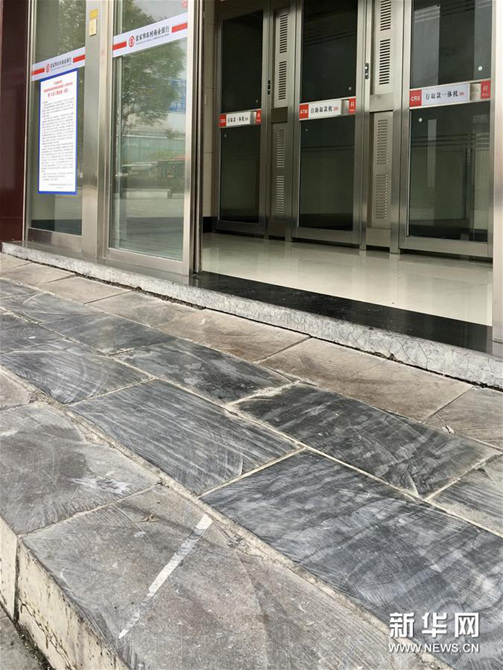 4月9日在張家界市區(qū)一路面拍攝的遠(yuǎn)古海洋生物化石地板。 新華社記者 蘇曉洲 攝