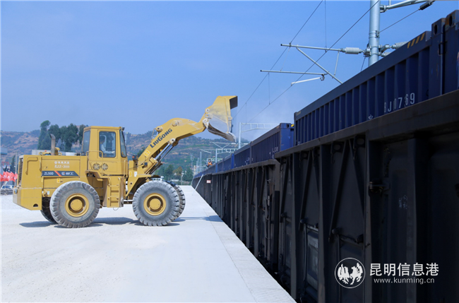 裝載機(jī)正在作業(yè) 裝載機(jī)正在作業(yè)