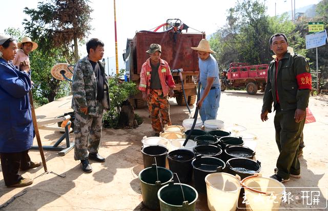 元江全力抗旱確保群眾飲水安全.JPG