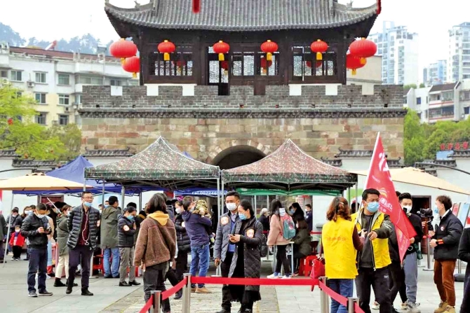 圖為景區(qū)入口處，游客等待安檢。