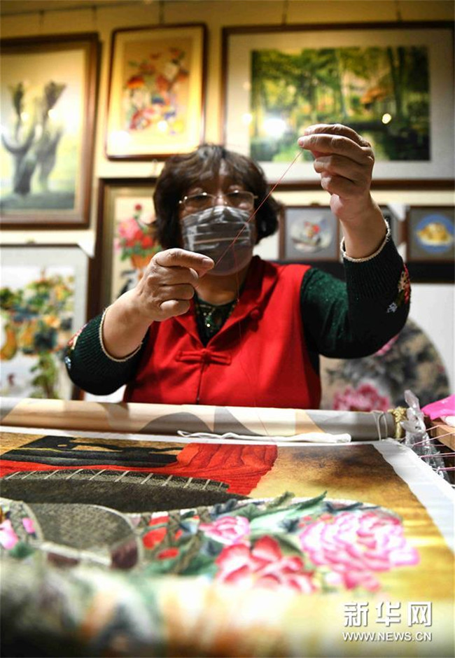 4月16日，邢氏刺繡傳承人邢蘭芳在石家莊市長安區(qū)工作室內(nèi)進(jìn)行刺繡創(chuàng)作。 新華社發(fā)（陳其保 攝）1
