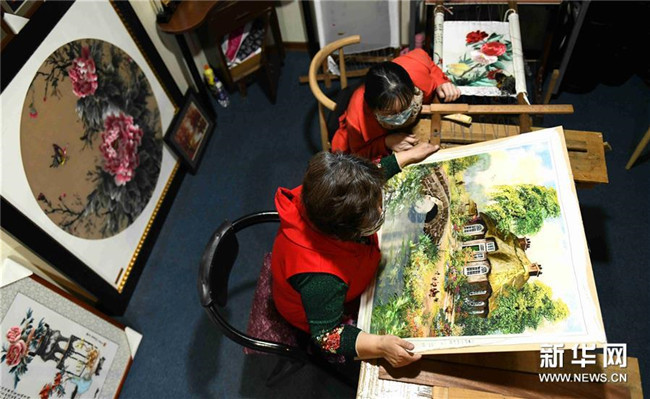 4月16日，邢氏刺繡傳承人邢蘭芳在石家莊市長安區(qū)工作室內(nèi)進(jìn)行刺繡創(chuàng)作。 新華社發(fā)（陳其保 攝）2