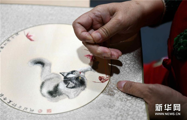 4月16日，邢氏刺繡傳承人邢蘭芳在石家莊市長安區(qū)工作室內(nèi)進(jìn)行刺繡創(chuàng)作。