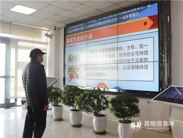 貨主在云南昆明王家營西鐵路物流中心，駐足學習法律知識。夏于娟 攝