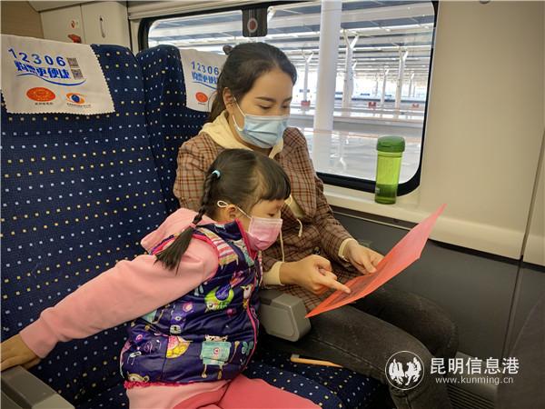 旅客吳女士帶著女兒共同學習法律知識。李苑 攝