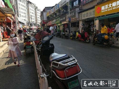 圓西路網(wǎng)紅美食街30多家店鋪關(guān)門轉(zhuǎn)讓3.jpg