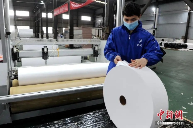資料圖：生產(chǎn)口罩的重要原材料“熔噴布”