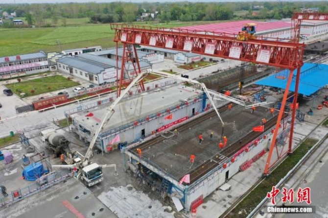 4月12日，航拍安九鐵路安徽段潛山制梁場(chǎng)最后一榀箱梁澆筑現(xiàn)場(chǎng)。韓蘇原 攝