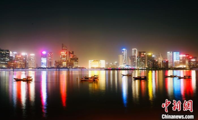 浙江杭州持續(xù)復(fù)工復(fù)產(chǎn)，錢(qián)塘江畔再現(xiàn)絢麗夜景。柱子(通訊員) 攝
