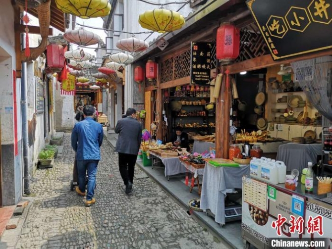 杭州龍門古鎮(zhèn)內(nèi)的實(shí)體店正常營(yíng)業(yè)。范宇斌 攝