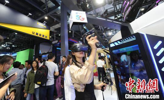 圖為民眾體驗5G VR技術帶來的觀感體驗。(資料圖) 湯扉 攝
