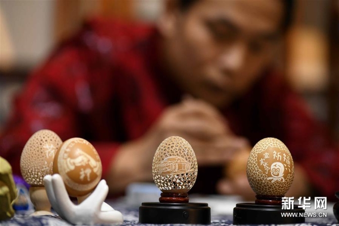 4月17日，在石家莊市橋西區(qū)非遺傳承基地，民間藝人張曉賀在進行蛋雕創(chuàng)作。蛋雕是一種集繪畫與雕刻為一體的民間手工藝術(shù)，以雞蛋、鴕鳥蛋等為原料，運用陰刻、陽刻、浮雕、鏤空等多種技法進行創(chuàng)作。新華社發(fā)（陳其保 攝）