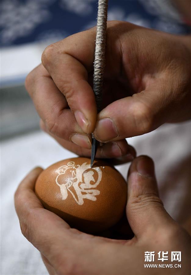 4月17日，在石家莊市橋西區(qū)非遺傳承基地，民間藝人張曉賀在進行蛋雕創(chuàng)作。新華社發(fā)（陳其保 攝）