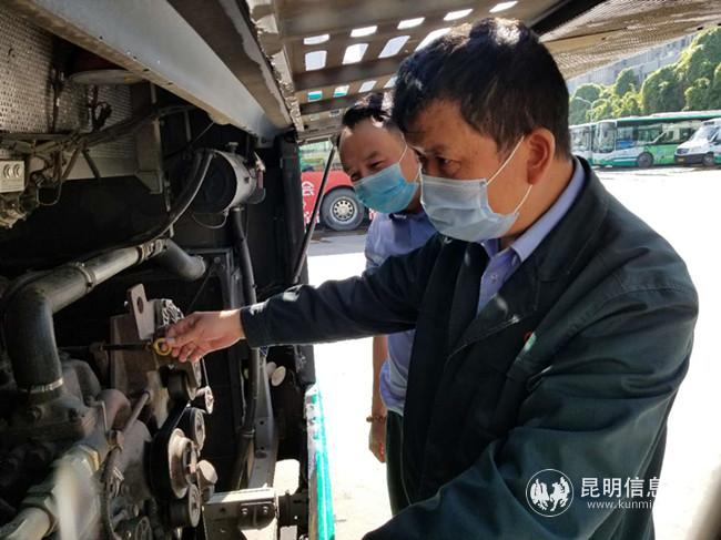 車隊(duì)師傅檢查車輛制動(dòng)系統(tǒng)