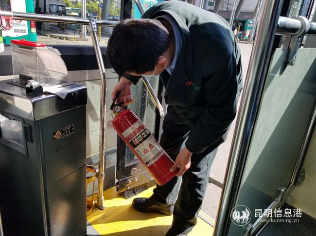 車隊(duì)師傅檢查車輛消防設(shè)施