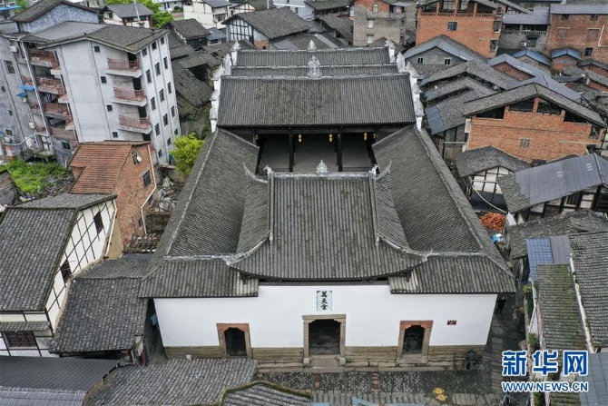 4月20日拍攝的東溪古鎮(zhèn)內(nèi)的萬天宮（無人機(jī)照片）。 東溪古鎮(zhèn)坐落于重慶市綦江區(qū)，建鎮(zhèn)歷史已有千余年。古鎮(zhèn)依巖靠水，因地就勢(shì)而建，獨(dú)特的地理環(huán)境讓古鎮(zhèn)形成“小橋流水人家”般的風(fēng)景。 新華社記者 劉潺 攝3