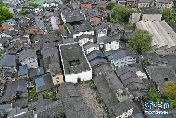 4月20日拍攝的東溪古鎮(zhèn)一景（無人機(jī)照片）。 東溪古鎮(zhèn)坐落于重慶市綦江區(qū)，建鎮(zhèn)歷史已有千余年。古鎮(zhèn)依巖靠水，因地就勢(shì)而建，獨(dú)特的地理環(huán)境讓古鎮(zhèn)形成“小橋流水人家”般的風(fēng)景。 新華社記者 劉潺 攝4