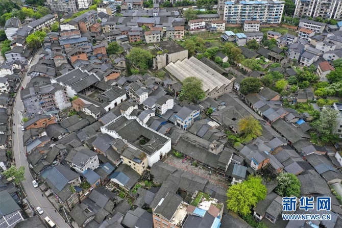 4月20日拍攝的東溪古鎮(zhèn)一景（無人機(jī)照片）。 東溪古鎮(zhèn)坐落于重慶市綦江區(qū)，建鎮(zhèn)歷史已有千余年。古鎮(zhèn)依巖靠水，因地就勢(shì)而建，獨(dú)特的地理環(huán)境讓古鎮(zhèn)形成“小橋流水人家”般的風(fēng)景。 新華社記者 劉潺 攝5