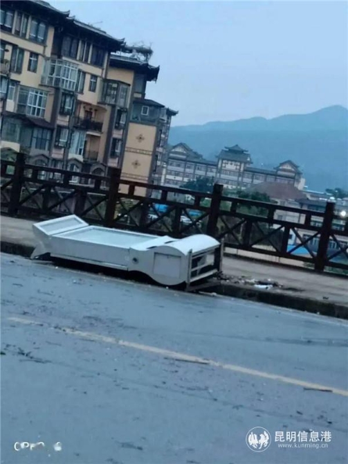 路牌被刮到 路牌被刮到