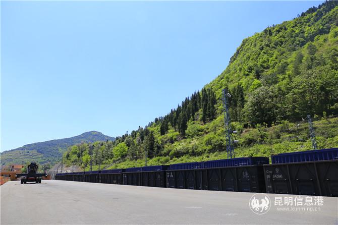 鐵路集裝箱鋪就煤炭“綠色運(yùn)輸路” 2